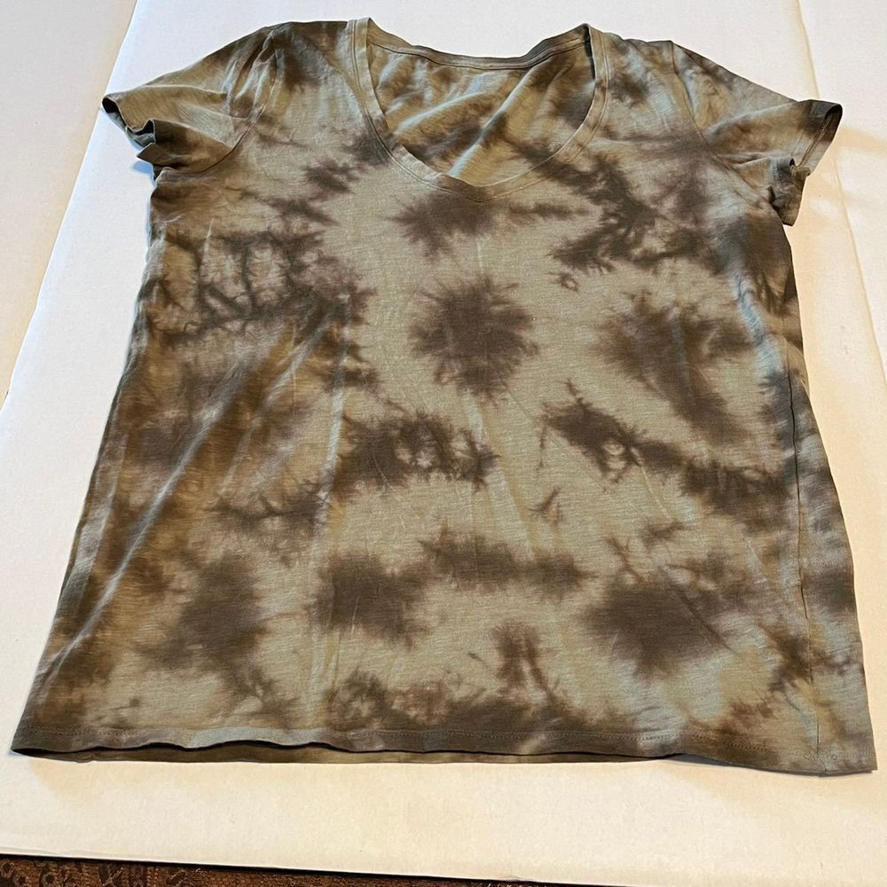 PINK green tie dye women's medium v-neck t-shirt short sleeve